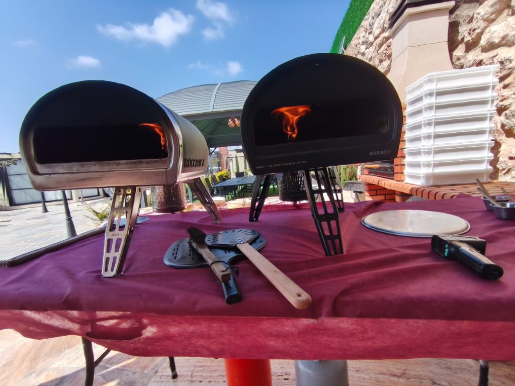 שני הטאבונים דולקים מבט מהחזית