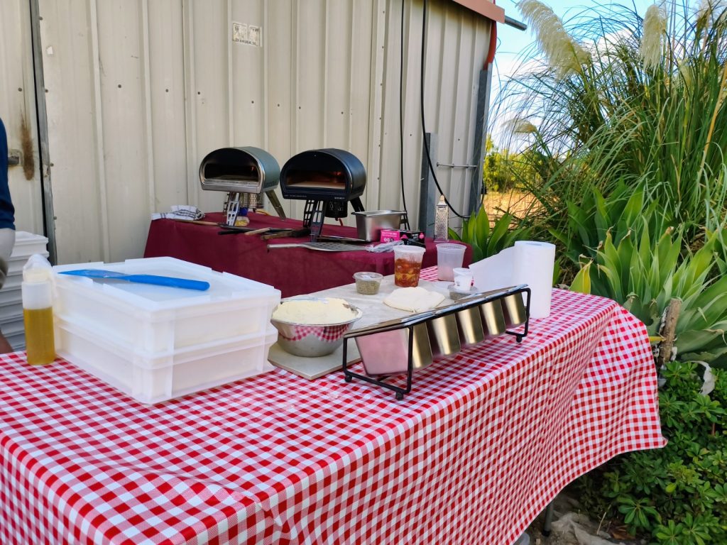 עמדת הפיצה באירוע במשק חקלאי