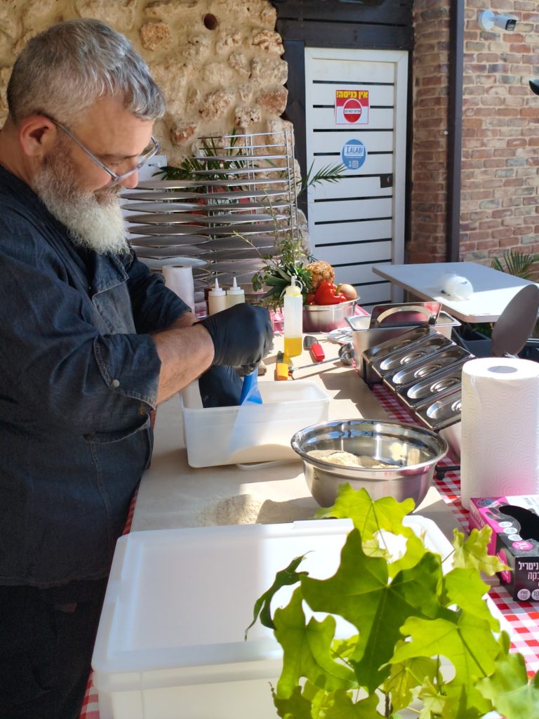 אני מוציא בצק מהקופסא בעמדת באירוע פרטי