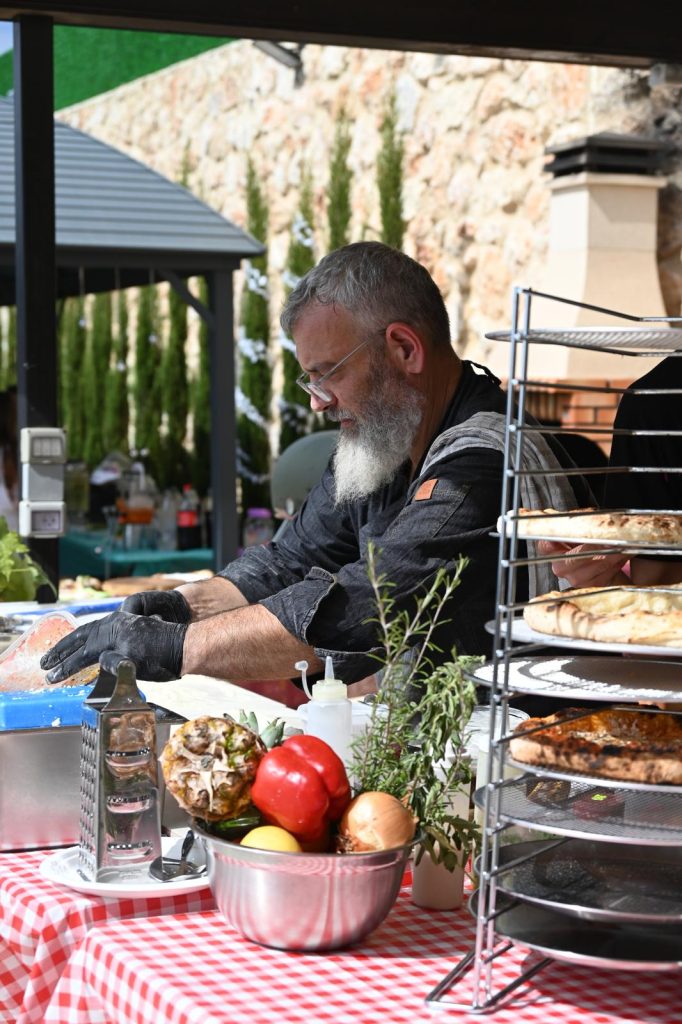 אני בעמדת הפיצות תמונה מהצד