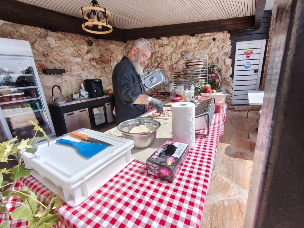 מבט על העמדת עבודה בוילת אירוח כשאני באמצע