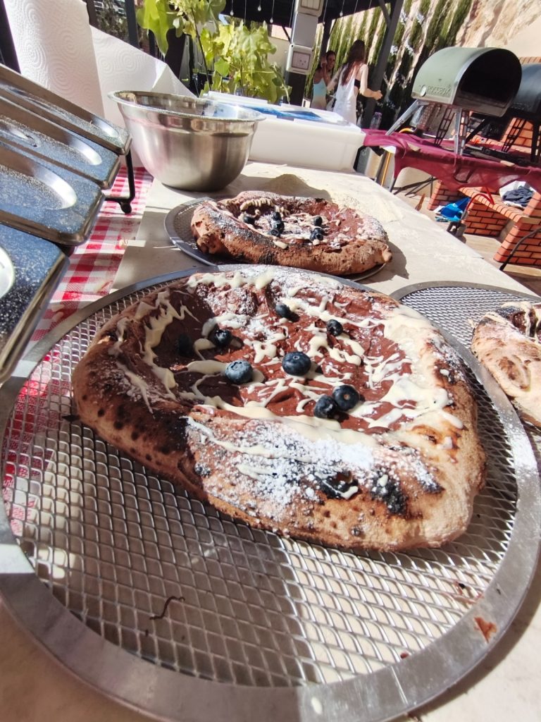 פיצות עם נוטלה ואוכמניות טריות